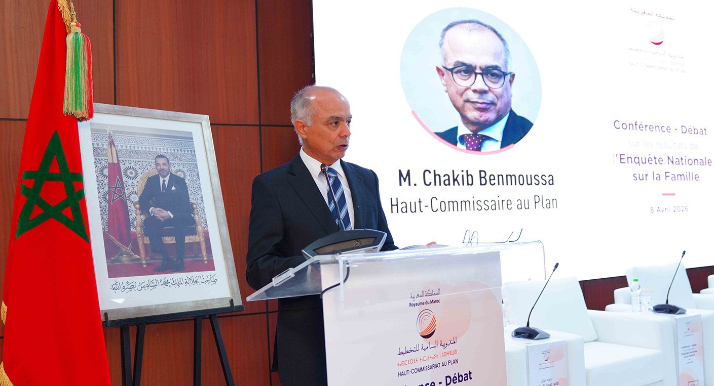 La Famille Marocaine en Mutation : Vers une Nucléarisation Accélérée, selon le HCP 3 Une famille nucléaire marocaine souriante, symbolisant la mutation démographique et sociale du pays.