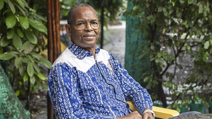 « Le jour où j’ai fui la Guinée de Sékou Touré », par Tierno Monénembo 7 Portrait de l'écrivain guinéen Tierno Monénembo, l'air pensif, avec un arrière-plan flou.