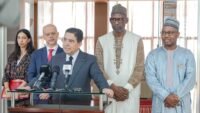 Le ministre des Affaires étrangères marocain, Nasser Bourita, s'exprimant lors d'une déclaration au palais de Koulouba à Bamako, Mali, le 10 avril 2026, après son audience avec le président de la transition, Assimi Goïta.
