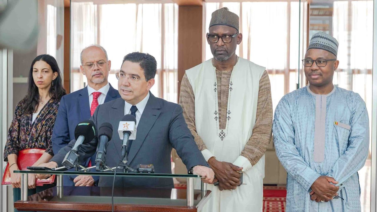 Le ministre des Affaires étrangères marocain, Nasser Bourita, s'exprimant lors d'une déclaration au palais de Koulouba à Bamako, Mali, le 10 avril 2026, après son audience avec le président de la transition, Assimi Goïta.