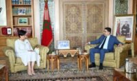 Les ministres des Affaires étrangères du Maroc et de l'Équateur, Nasser Bourita et Gabriela Sommerfeld, lors de la signature d'un communiqué conjoint à Rabat.