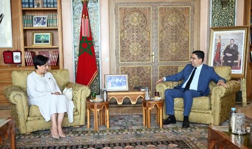 Les ministres des Affaires étrangères du Maroc et de l'Équateur, Nasser Bourita et Gabriela Sommerfeld, lors de la signature d'un communiqué conjoint à Rabat.
