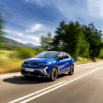Le nouveau Renault Captur, un SUV compact au design athlétique et moderne, avec sa carrosserie biton et ses optiques full LED, roulant sur une route marocaine.