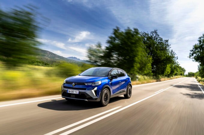 Le nouveau Renault Captur, un SUV compact au design athlétique et moderne, avec sa carrosserie biton et ses optiques full LED, roulant sur une route marocaine.