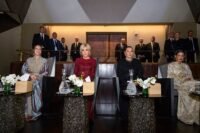 Les Princesses Lalla Khadija, Lalla Meryem et Lalla Hasnaa, accompagnées de Brigitte Macron, assistent au spectacle d’ouverture du Théâtre Royal de Rabat, marquant un événement culturel majeur à Rabat.