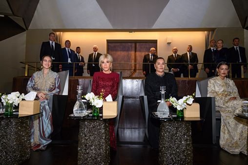 Les Princesses Lalla Khadija, Lalla Meryem et Lalla Hasnaa, accompagnées de Brigitte Macron, assistent au spectacle d’ouverture du Théâtre Royal de Rabat, marquant un événement culturel majeur à Rabat.