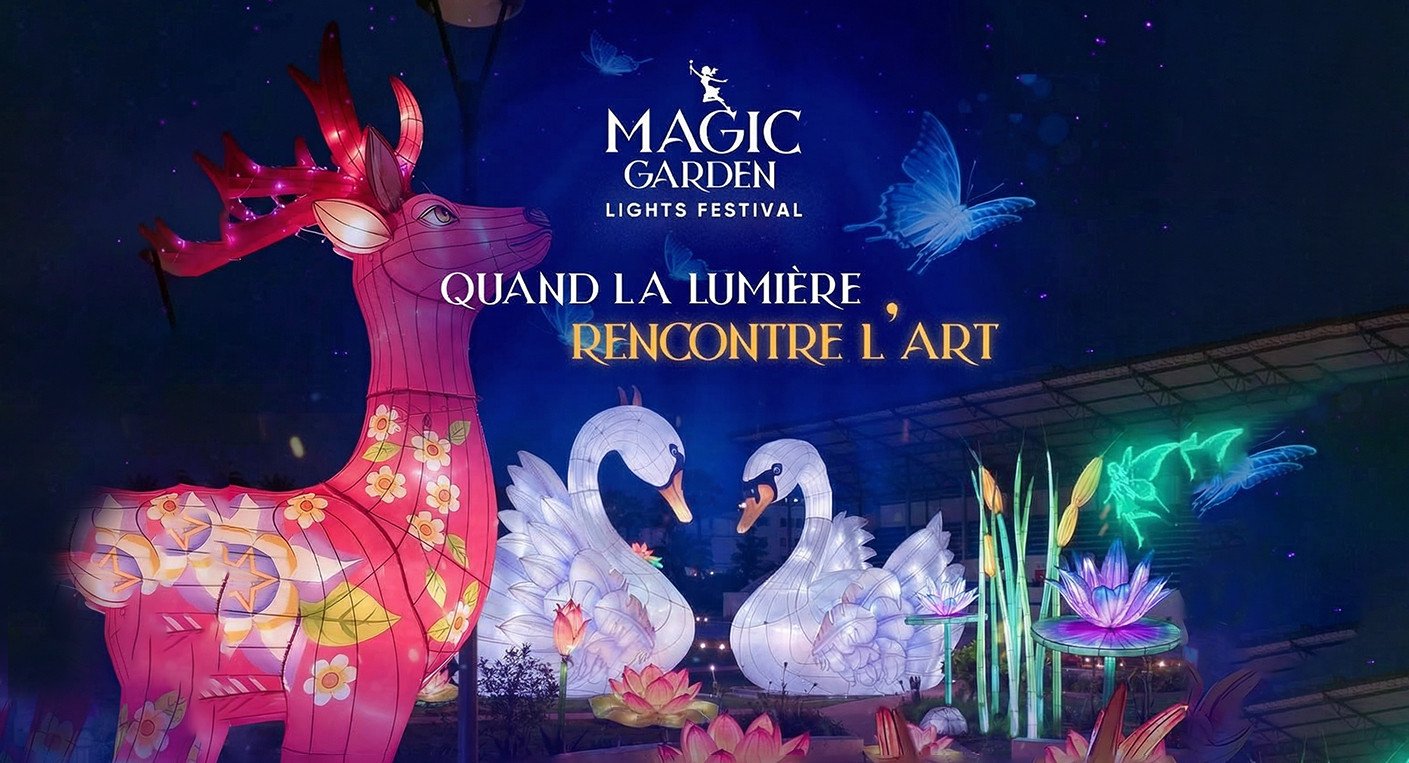 Vue aérienne du Vélodrome d'Anfa transformé en jardin lumineux féérique avec des installations d'art immersif et des projections lumineuses colorées, des familles se promenant dans l'allée principale.