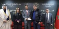 Cérémonie de remise de chèques aux associations des maisons de l'étudiant par la Fondation diplomatique et l'ambassade d'Arabie Saoudite à Rabat, avec des représentants officiels.