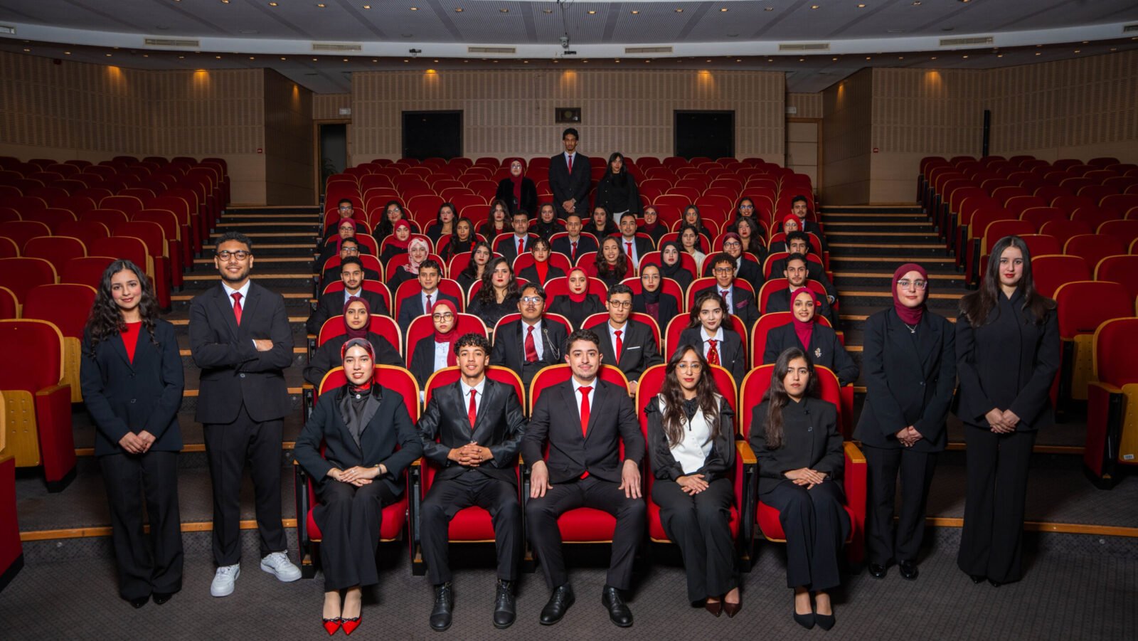 Vue générale du Forum EHTP-Entreprises, avec des étudiants et des professionnels en discussion lors d'un événement dédié au développement territorial.