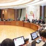 Le Chef du gouvernement marocain, Aziz Akhannouch, et le Premier ministre égyptien, Moustafa Madbouli, signant des accords de coopération bilatérale au Caire.