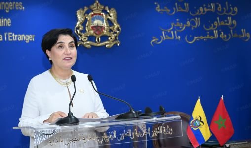 La ministre équatorienne des Relations extérieures et de la Mobilité humaine, Gabriela Sommerfeld, en discussion avec le ministre marocain des Affaires étrangères, Nasser Bourita, à Rabat.