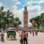 Maroc : Le tourisme s'envole avec 4,3 millions de visiteurs au T1-2026 8 Vue aérienne d'une ville marocaine historique, avec des toits ocres et des palmiers, sous un ciel bleu.
