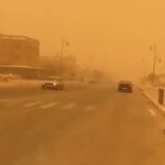 Maroc : Pourquoi la tempête saharienne balaie le sud du pays ? 8 Une tempête de sable balayant le sud du Maroc, réduisant la visibilité sous un ciel orangé.