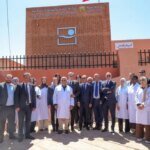 Vue extérieure d'un centre de santé moderne au Maroc, symbolisant l'effort de modernisation des infrastructures de soins primaires.
