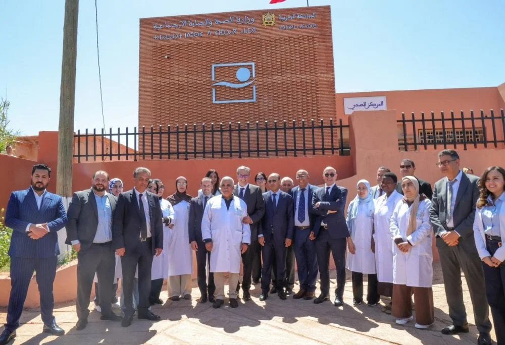 Vue extérieure d'un centre de santé moderne au Maroc, symbolisant l'effort de modernisation des infrastructures de soins primaires.