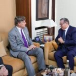 Le Chef du gouvernement Aziz Akhannouch et le Secrétaire d’Etat-adjoint américain Christopher Landau lors de leur rencontre à Rabat.