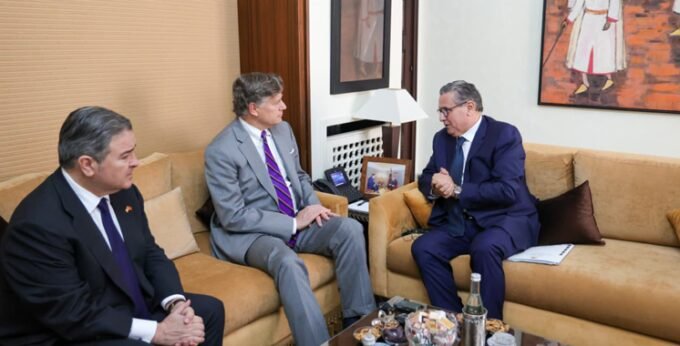 Le Chef du gouvernement Aziz Akhannouch et le Secrétaire d’Etat-adjoint américain Christopher Landau lors de leur rencontre à Rabat.