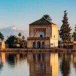 Vue aérienne de Marrakech avec des bâtiments traditionnels et modernes, symbolisant le mélange de culture et d'innovation dans le tourisme.
