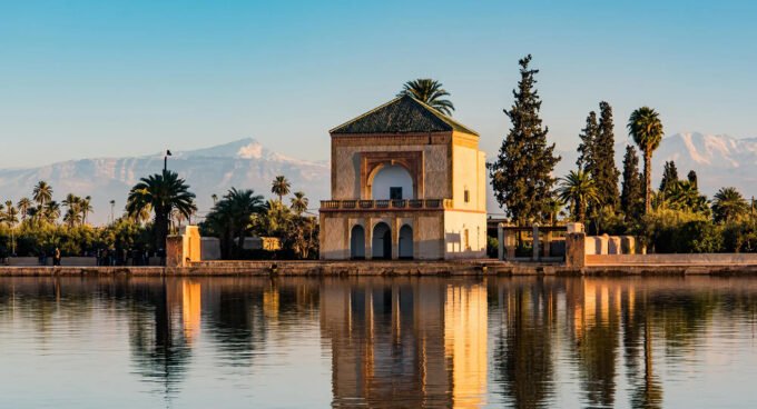 Vue aérienne de Marrakech avec des bâtiments traditionnels et modernes, symbolisant le mélange de culture et d'innovation dans le tourisme.