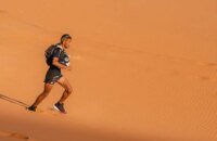 Mohamed El Morabity et Maryline Nakache, vainqueurs de l'étape de 100 km du Marathon des Sables 2026, courant dans le désert marocain.