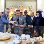 Son Altesse Royale le Prince Moulay Rachid présidant la cérémonie d'ouverture de la 18e édition du SIAM à Meknès, avec des officiels et des drapeaux en arrière-plan, symbolisant l'importance internationale de l'événement agricole.