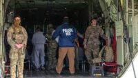 Un avion militaire du Commandement des transports des États-Unis est prêté au Service de l’immigration et des douanes (ICE) à Fort Bliss, au Texas, le 10 février 2025, symbolisant les déportations de migrants.