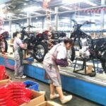 Une moto moderne de marque chinoise roulant sur une route, symbolisant l'ambition et la vitesse d'expansion sur le marché mondial.