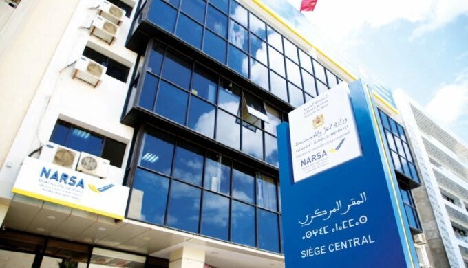 Logo de la NARSA avec un panneau d'avertissement symbolisant la vigilance face à la cybercriminalité.