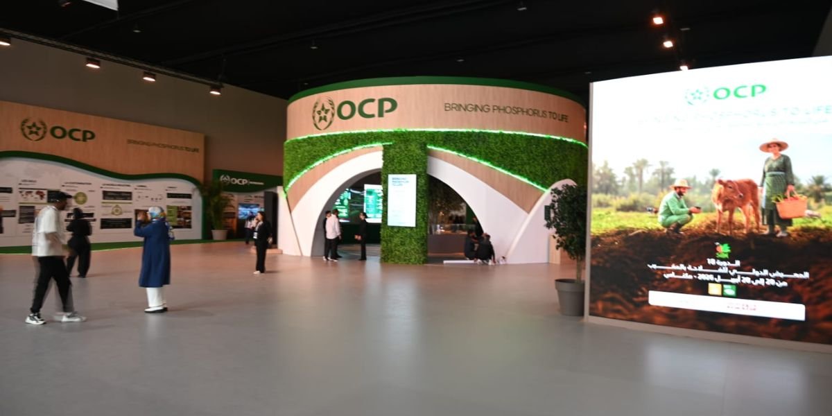 Vue du pavillon OCP au SIAM, illustrant l'intégration de l'agriculture et de l'élevage avec le phosphore comme élément central.