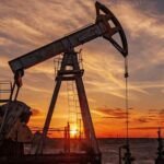 Des barils de pétrole avec en arrière-plan une carte stylisée du Moyen-Orient et du détroit d'Ormuz, symbolisant les tensions géopolitiques et leur impact sur le marché pétrolier.