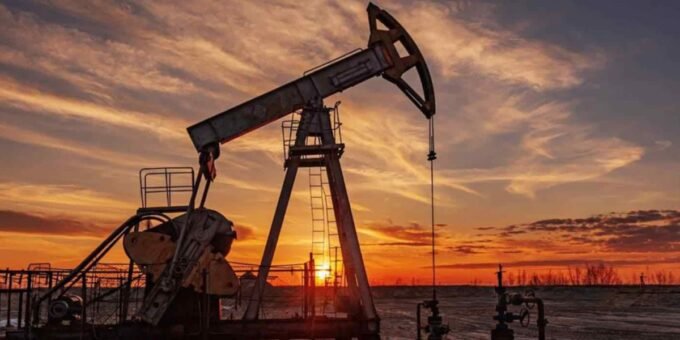 Des barils de pétrole avec en arrière-plan une carte stylisée du Moyen-Orient et du détroit d'Ormuz, symbolisant les tensions géopolitiques et leur impact sur le marché pétrolier.