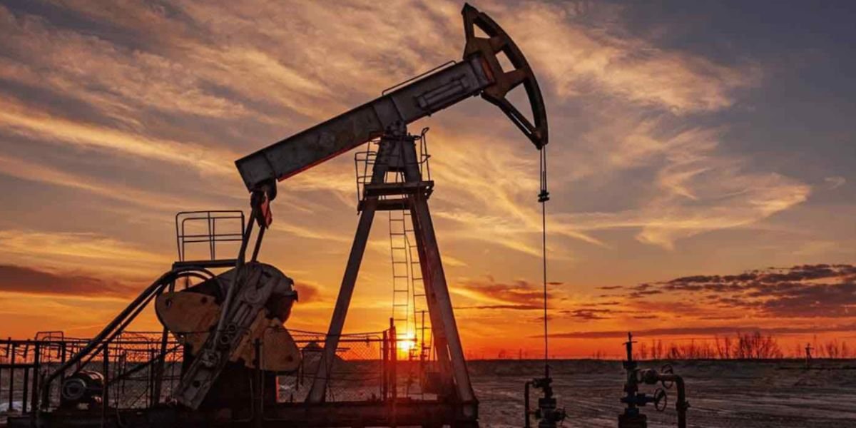 Des barils de pétrole avec en arrière-plan une carte stylisée du Moyen-Orient et du détroit d'Ormuz, symbolisant les tensions géopolitiques et leur impact sur le marché pétrolier.