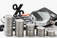 Un panier de courses avec des produits alimentaires, symbolisant le pouvoir d'achat des ménages face à l'inflation.