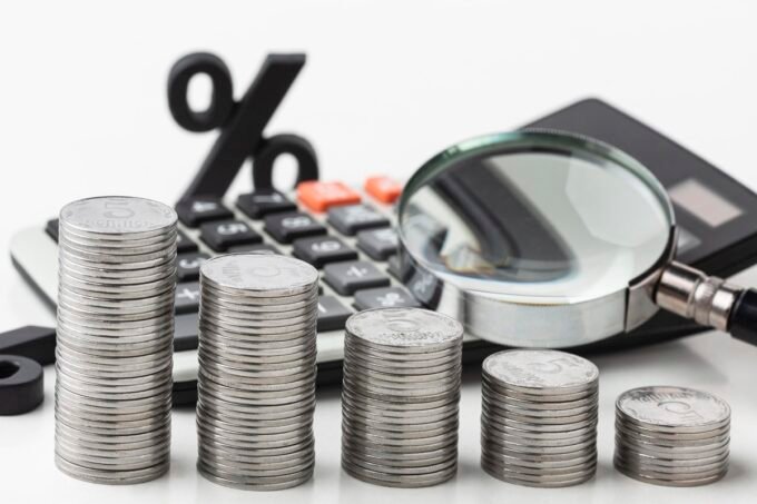 Un panier de courses avec des produits alimentaires, symbolisant le pouvoir d'achat des ménages face à l'inflation.