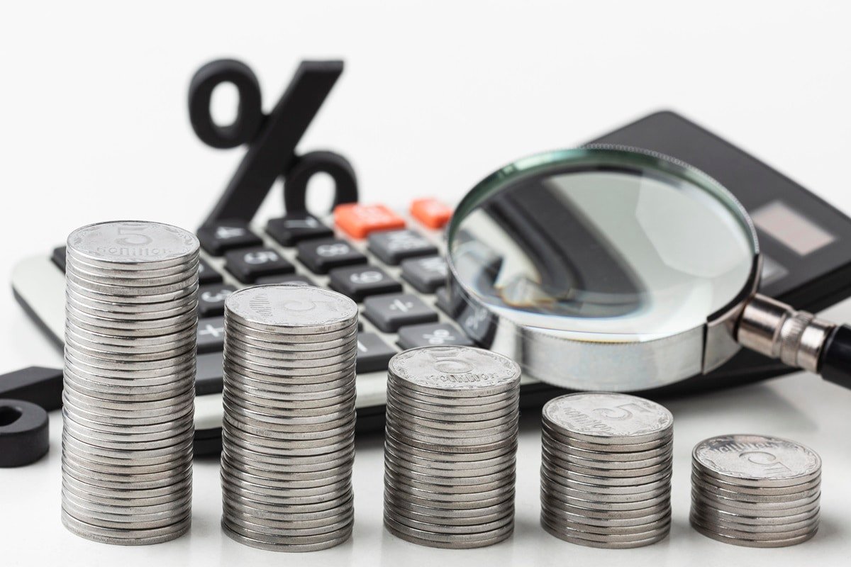 Un panier de courses avec des produits alimentaires, symbolisant le pouvoir d'achat des ménages face à l'inflation.