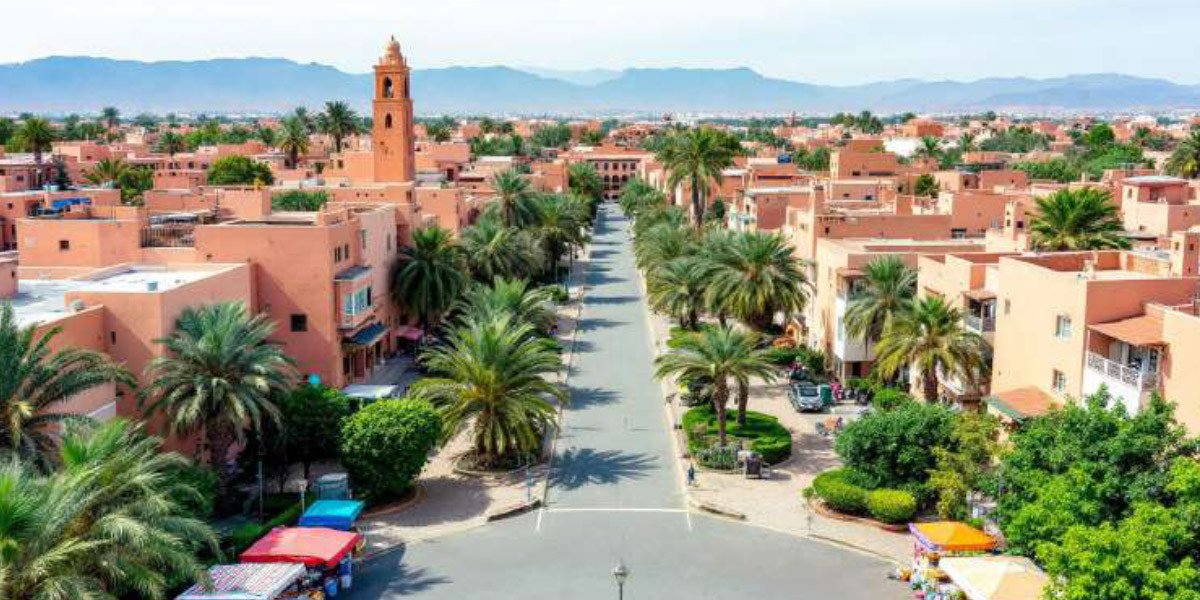 Marrakech : Le Printemps de Cardiologie Fête sa 20e Édition avec un Programme Révolutionnaire 1 Vue aérienne de Marrakech avec une ambiance printanière, symbolisant le renouveau et l'innovation en cardiologie.