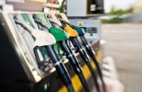 Le Conseil de la concurrence analyse les prix des carburants au Maroc (mars 2026). Le gasoil répercute partiellement les cours mondiaux, l'essence les dépasse. Le régulateur appelle à plus de flexibilité dans la fixation des prix.