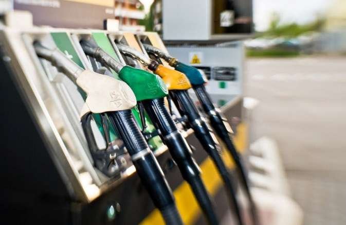 Prix des carburants : une transmission des cours mondiaux partielle pour le gasoil et supérieure pour l’essence (Conseil de la concurrence) 3 Le Conseil de la concurrence analyse les prix des carburants au Maroc (mars 2026). Le gasoil répercute partiellement les cours mondiaux, l'essence les dépasse. Le régulateur appelle à plus de flexibilité dans la fixation des prix.