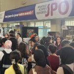 Vue aérienne de Fès, avec des éléments symbolisant l'IA et l'éthique, comme des circuits neuronaux et des mains se tenant, illustrant la convergence des civilisations et de la technologie.