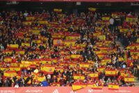 Des supporters dans un stade de football, avec une ambiance tendue ou des bannières. L'image doit évoquer la foule et le contexte sportif.