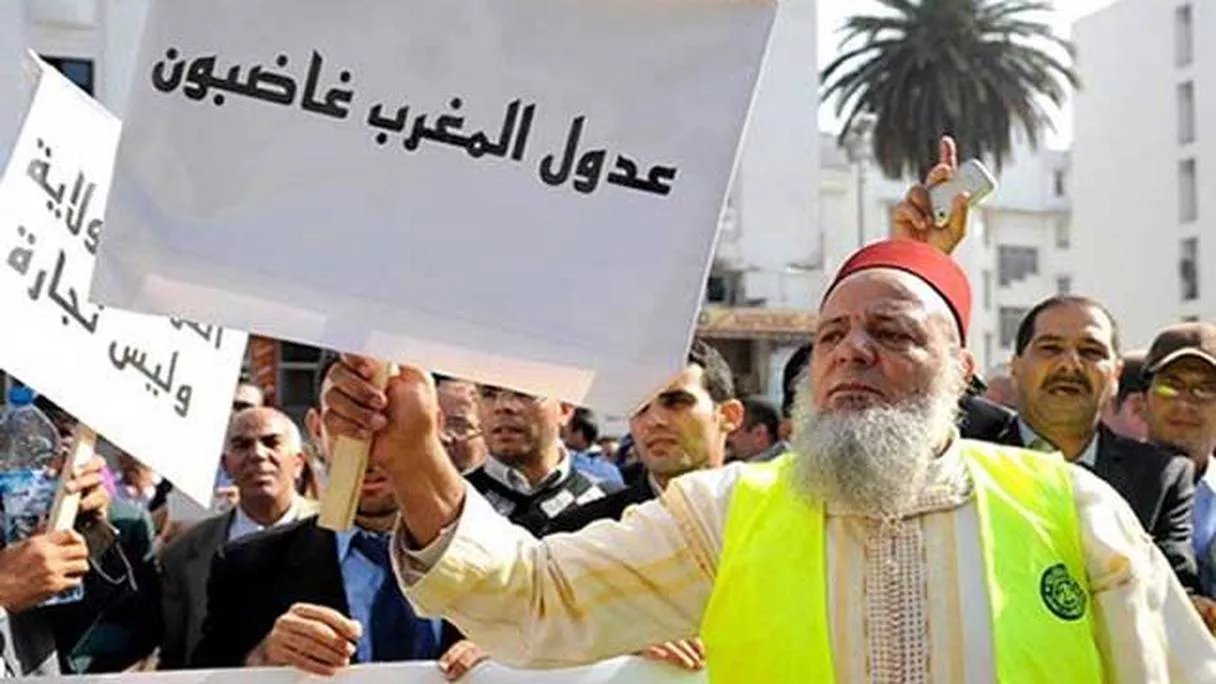 Réforme des Adouls : Une Sous-Commission Parlementaire S'engage dans l'Examen des Amendements Clés 3 Membres de la Chambre des conseillers en discussion sur la réforme de la profession d'adoul