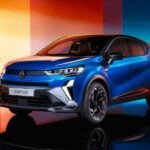 Vue de face du nouveau Renault Captur Gris Rafale, mettant en avant sa calandre facettée et sa nouvelle signature lumineuse LED.