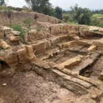 Vue aérienne ou artistique des vestiges de thermes romains récemment découverts sur le site archéologique de Righa, près de Sidi Slimane au Maroc, avec des éléments architecturaux antiques visibles.