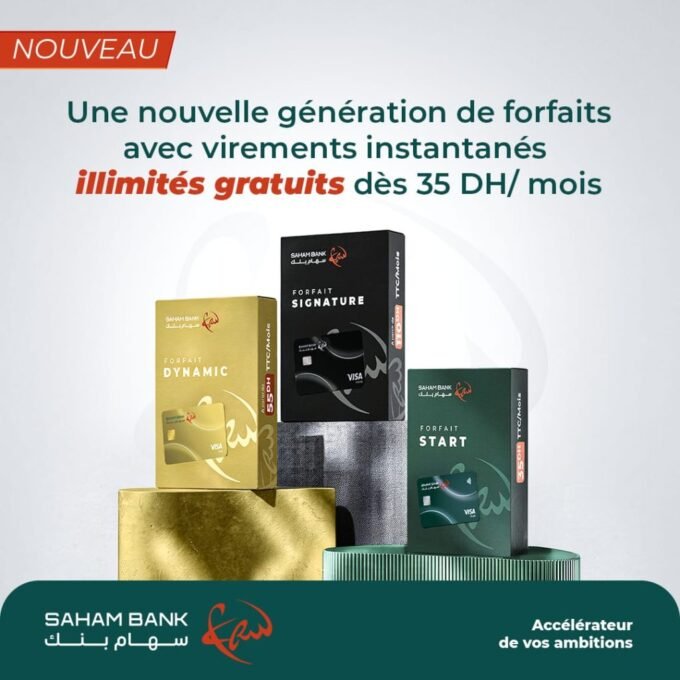 Une main tenant une carte bancaire devant un écran affichant des transactions, symbolisant la gratuité des virements chez Saham Bank.