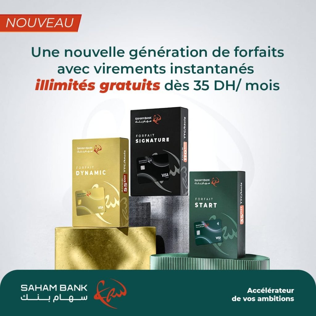 Une main tenant une carte bancaire devant un écran affichant des transactions, symbolisant la gratuité des virements chez Saham Bank.