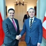 Drapeaux suisse et marocain côte à côte, symbolisant la coopération diplomatique et le soutien de la Suisse à l'initiative d'autonomie du Sahara.