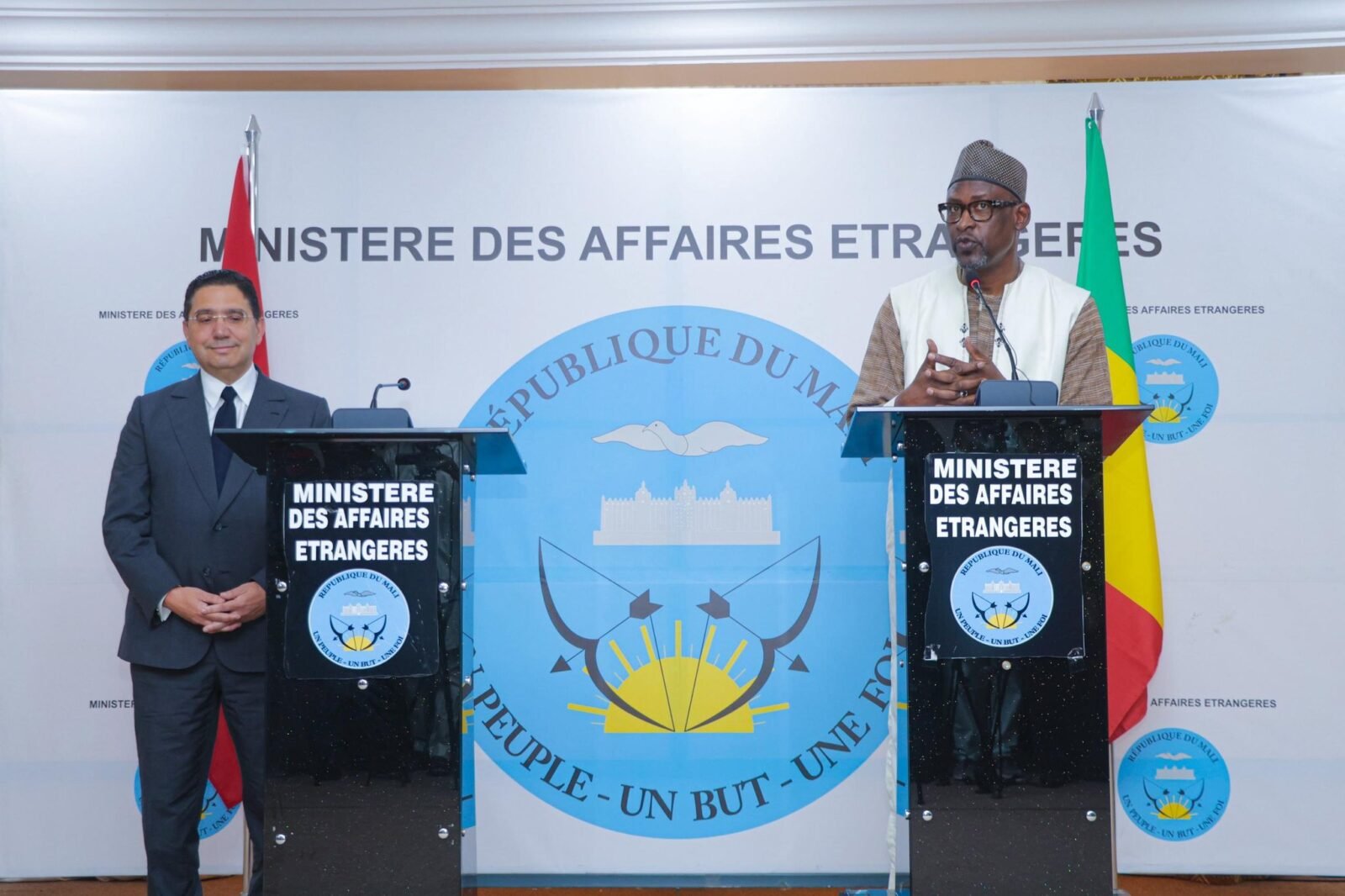 Les ministres des Affaires étrangères du Mali et du Maroc, Abdoulaye Diop et Nasser Bourita, lors de l'annonce du retrait de la reconnaissance malienne de la RASD.