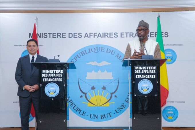 Les ministres des Affaires étrangères du Mali et du Maroc, Abdoulaye Diop et Nasser Bourita, lors de l'annonce du retrait de la reconnaissance malienne de la RASD.