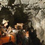 Des mineurs en formation, symbolisant l'investissement dans le capital humain et le renouveau des compétences au sein du secteur minier marocain.