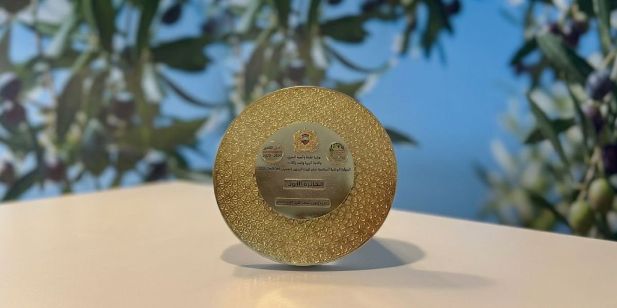 Bouteille d'huile d'olive Kalea de Lesieur Cristal, primée au Concours National des Huiles d'Olive du SIAM 2026, avec un trophée et un arrière-plan évoquant l'agriculture marocaine.